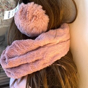 New with tags Soft Pink Faux Fur Set